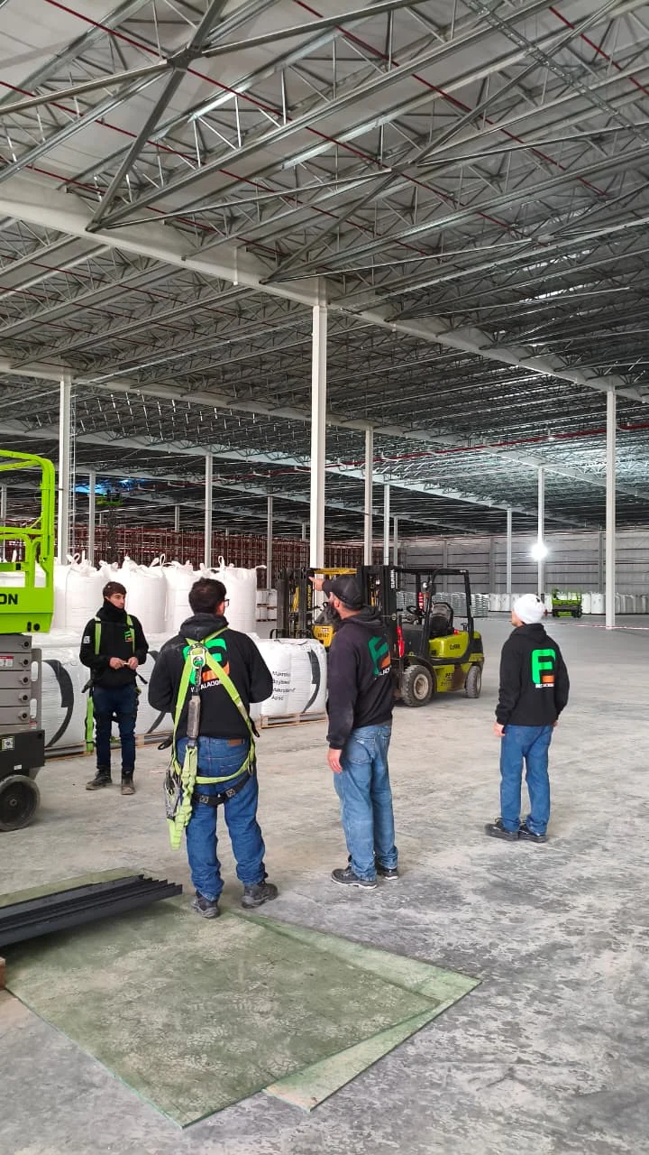 Técnico realizando conexiones