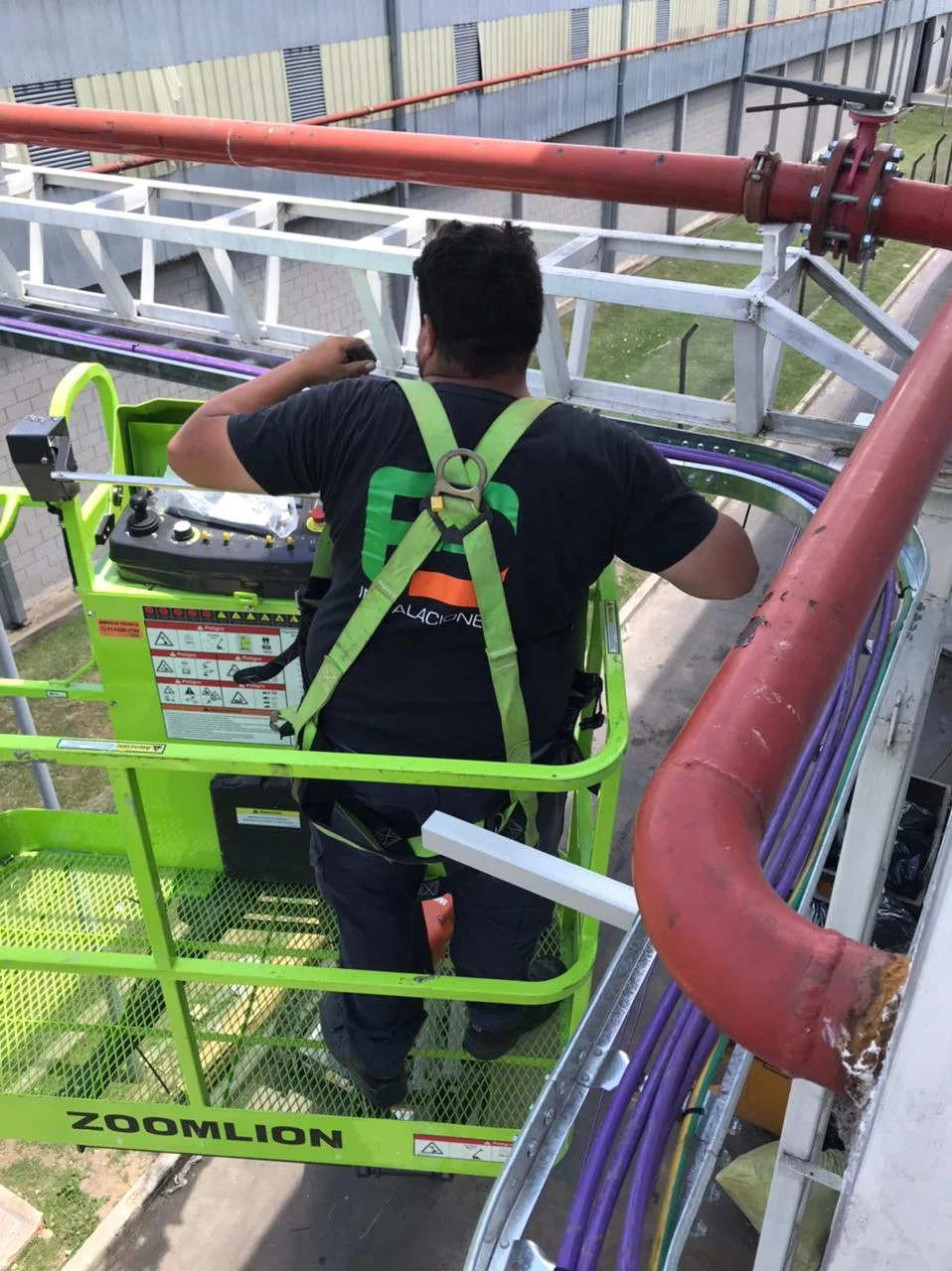Tendido aéreo con elevador